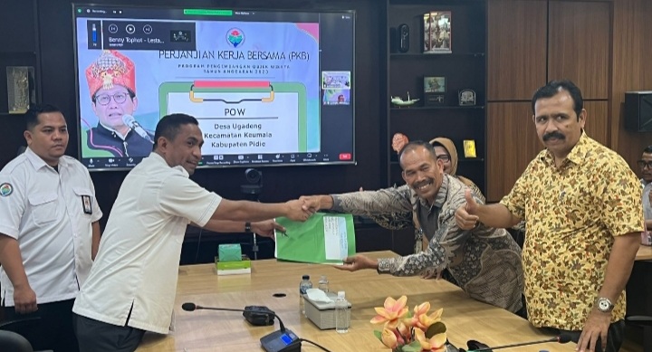 Penandatangan Dokumen Perjanjian Kerja Bersama antara Keuchik U Gadeng dengan Kemendesa di Jakarta
